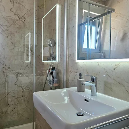 Ilari - Luxury 100m2 Penthouse, Terrace & View In Apartment Split
