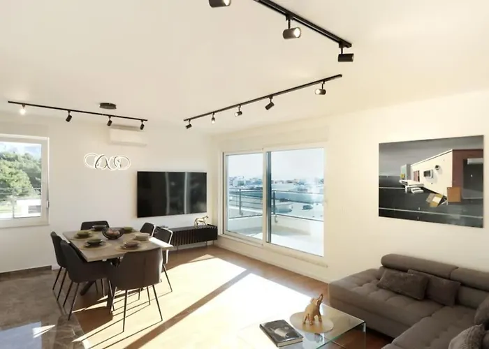 Ilari - Luxury 100m2 Penthouse, Terrace & View In Spalato